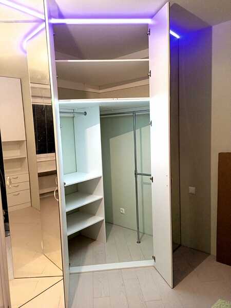 Угловой зеркальный распашной шкаф с радиусным элементом и диодной подсветкой