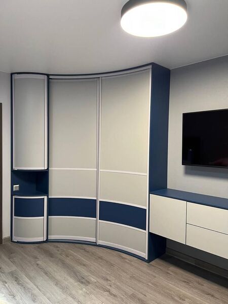 Шкаф радиусный угловой волнообразный с синими вставками