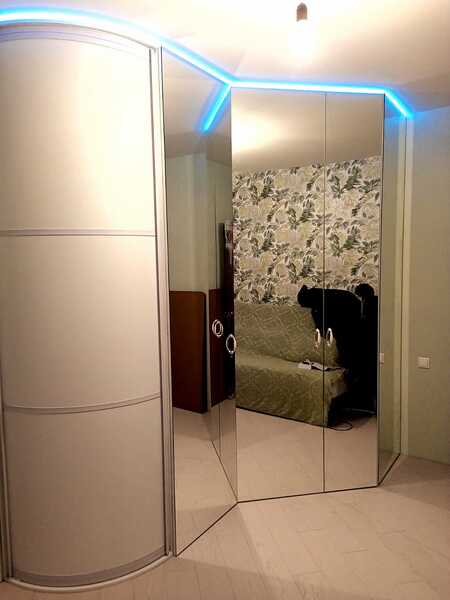 Угловой зеркальный распашной шкаф с радиусным элементом и диодной подсветкой