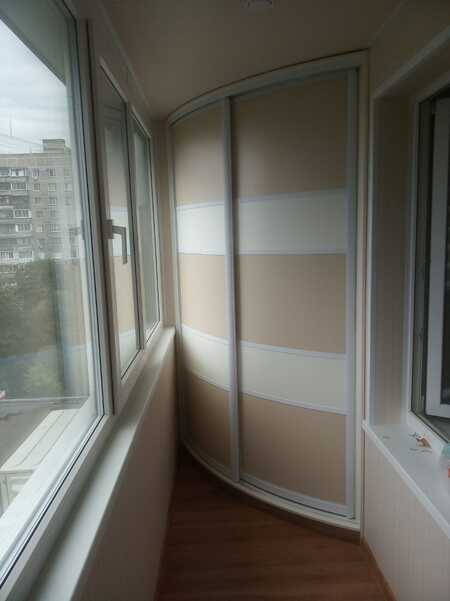 Шкаф радиусный угловой на балкон с бежевыми вставками 2350/900/800